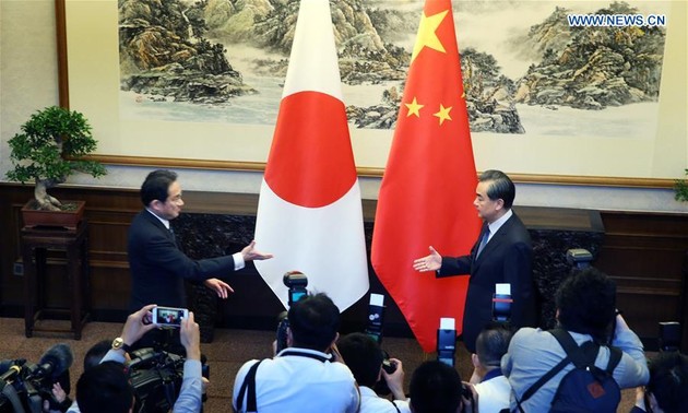 Chinese, Japanese Foreign Ministers hold talks on bilateral relations